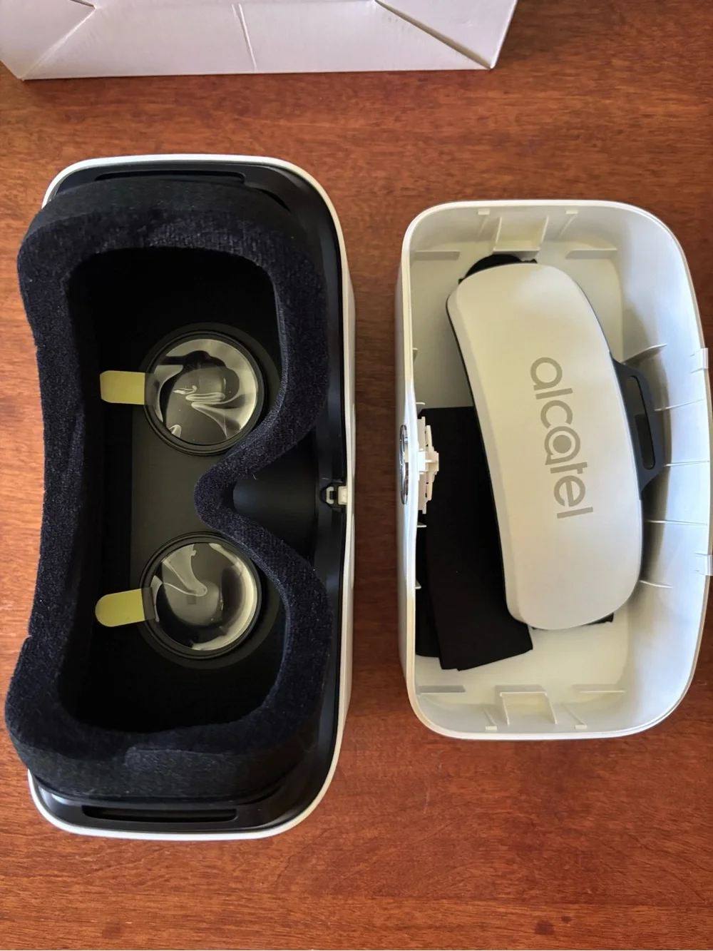 Alcatel Idol 4S with Windows 10, a smartphone virtual reality headset